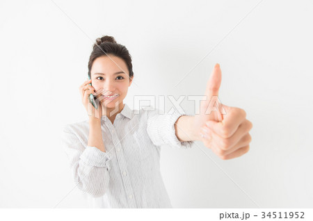 スマホで電話をする女性（白背景） 34511952