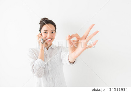 スマホで電話をする女性（白背景） 34511954