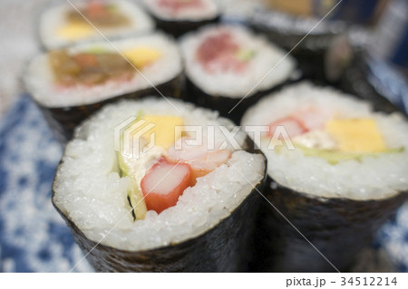 節分に恵方を向いて食べると縁起が良い恵方巻。縁を切らないように切らずに丸かぶり平成30年は南南東右寄 節分に恵方を向いて食べると縁起が良い恵方巻。縁を切らないように切らずに丸かぶり平成30年は南南東右寄 34512214