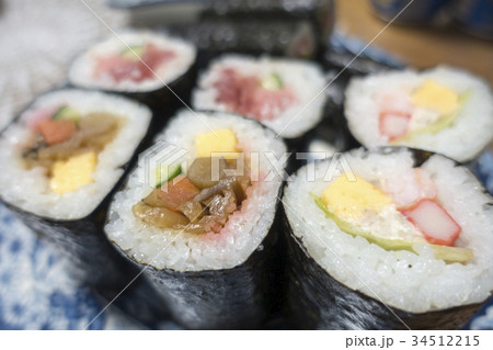 言葉を発せずに最後まで一気に食べきると願い事がかなう恵方巻2018年は南南東やや右 言葉を発せずに最後まで一気に食べきると願い事がかなう恵方巻2018年は南南東やや右 34512215
