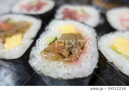 節分に恵方を向いて食べると縁起が良い恵方巻。縁を切らないように切らずに丸かぶり平成30年は南南東右寄 34512216