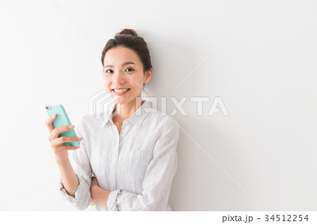 スマホを操作する女性(20代) スマホを操作する女性(20代) 34512254