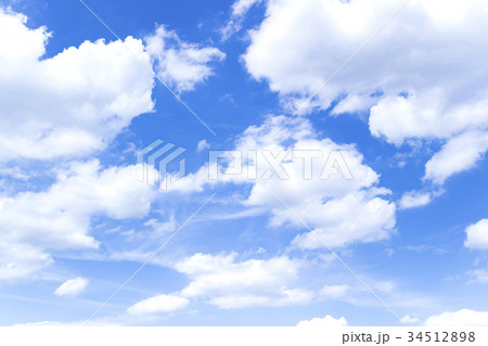 青空 空 雲 秋の空 背景 背景素材 9月 コピースペースの写真素材