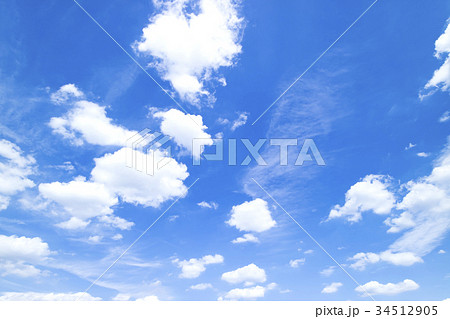 青空 空 雲 秋の空 背景 背景素材 9月 コピースペースの写真素材