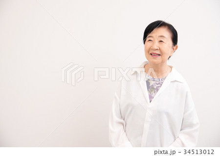 シニア　笑顔　見上げる 34513012