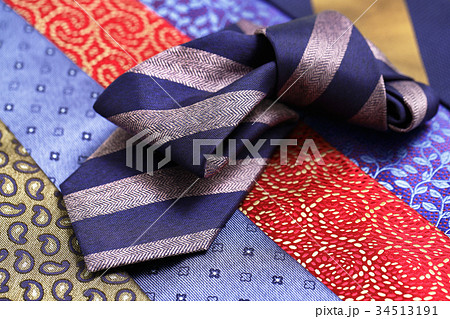 カラフルなネクタイ 34513191