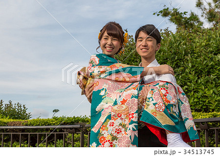 振袖を着た女性をお姫様抱っこする男子 34513745