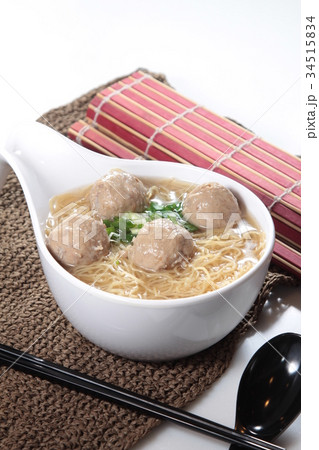 noodles in soup 34515834