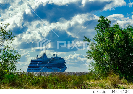 White cruise liner 34516586