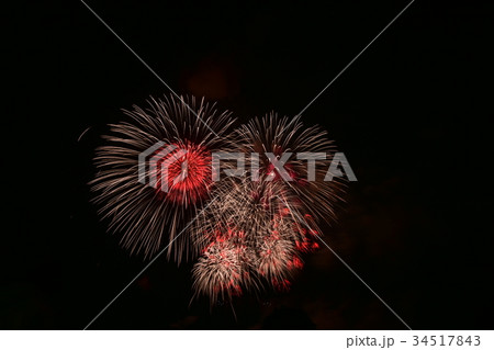 打ち上げた赤と金色 34517843