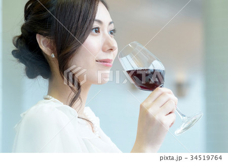 若い女性とワイングラス 34519764