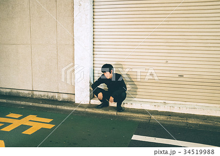 睨みをきかせる男性の写真素材