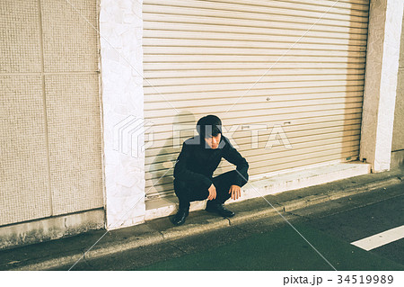 睨みをきかせる男性の写真素材