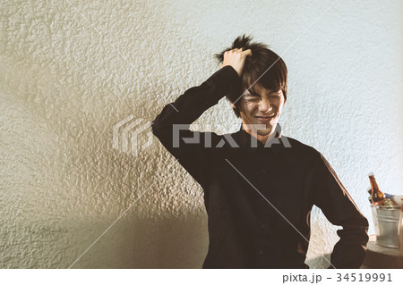 落ち込む男性 落ち込む男性 34519991