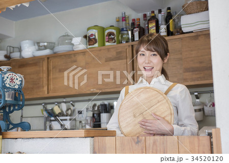 笑顔のカフェ店員 笑顔のカフェ店員 34520120