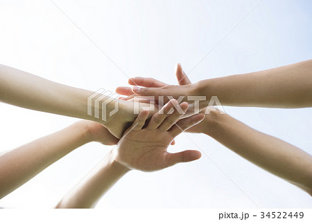 手を合わす手元 34522449