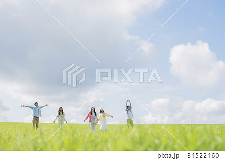 草原でリラックスをする大学生 草原でリラックスをする大学生 34522460