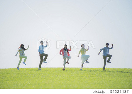 草原ではしゃぐ大学生 34522487