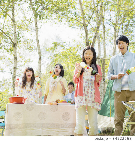 BBQの準備をする大学生 BBQの準備をする大学生 34522568
