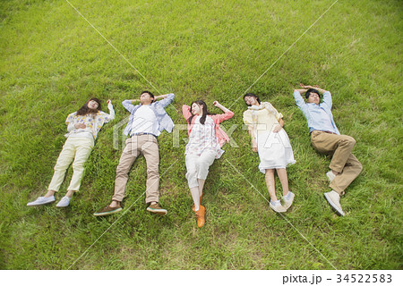 草原に寝転ぶ大学生 34522583