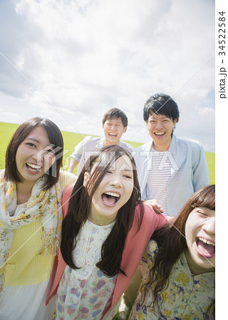 草原で微笑む大学生 34522584