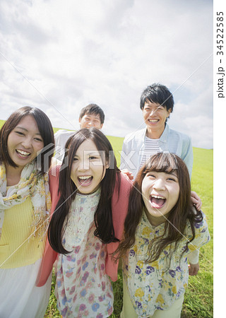 草原で微笑む大学生 34522585