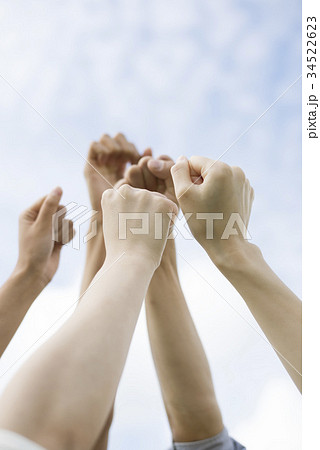 ガッツポーズをする手元 34522623