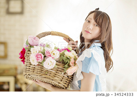 花かごを持つ女性
