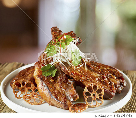 そのままかぶりつきたくなるようなスペアリブ(豚肉) 34524748