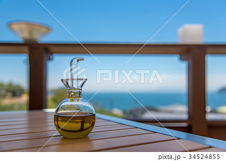 小豆島 オリーブ園のレストラン テーブルの上のオリーブオイルさし 小豆島 オリーブ園のレストラン テーブルの上のオリーブオイルさし 34524855