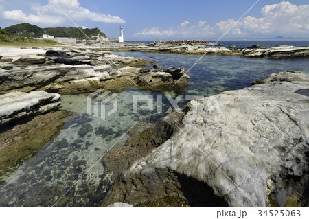 三浦半島 間口港灯台とエビ根と東京湾の写真素材