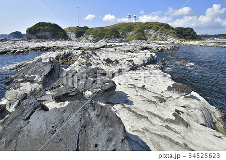 三浦半島剱崎先端部から見たベット島の磯と剱崎灯台 三浦半島剱崎先端部から見たベット島の磯と剱崎灯台 34525623