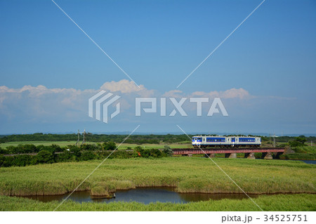 日高線の橋梁を渡る列車 34525751