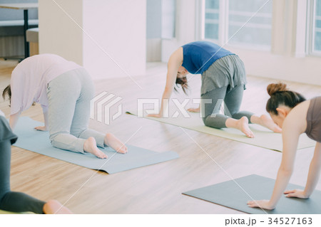 ヨガスタジオでヨガをする若い女性 34527163