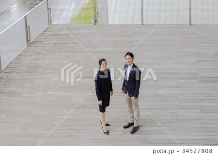 新しいスタートに気を引き締めるビジネスマンたち 新しいスタートに気を引き締めるビジネスマンたち 34527808