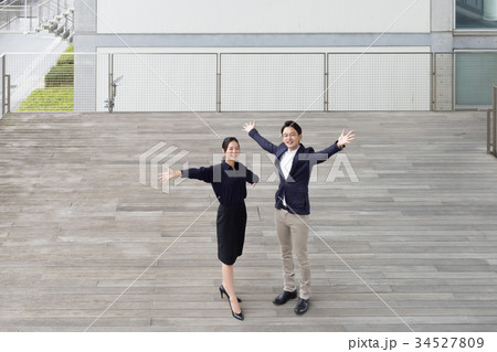 両手を広げて新しい風を感じるビジネスマンたち 34527809