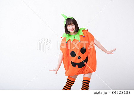 ハロウィンの仮装をする女性 ハロウィンの仮装をする女性 34528183