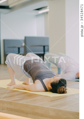 ヨガスタジオでヨガをする若い女性 34528471