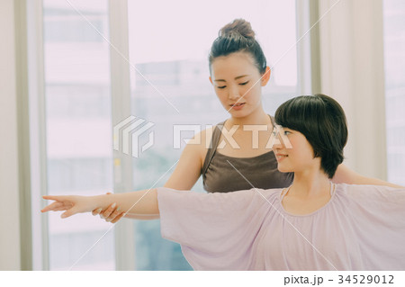 ヨガスタジオでヨガをする若い女性 34529012