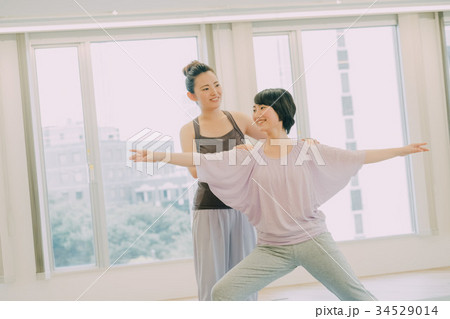 ヨガスタジオでヨガをする若い女性 34529014