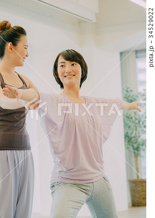 ヨガスタジオでヨガをする若い女性 34529022