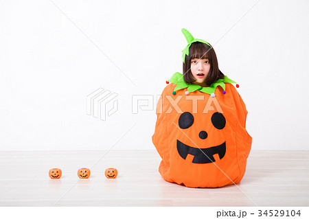 ハロウィンのコスプレをする女の子 34529104