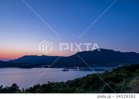 小豆島 池田港の向こうに落ちる夕日 小豆島 池田港の向こうに落ちる夕日 34529163