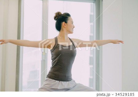 ヨガスタジオでヨガをする若い女性 ヨガスタジオでヨガをする若い女性 34529185