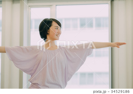 ヨガスタジオでヨガをする若い女性 34529186