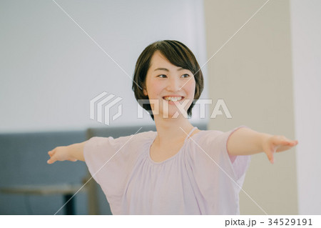 ヨガスタジオでヨガをする若い女性 34529191