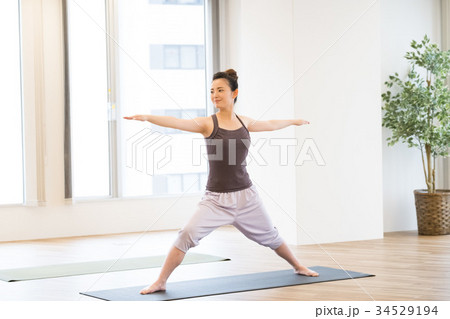 ヨガスタジオでヨガをする若い女性 34529194
