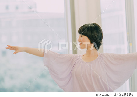 ヨガスタジオでヨガをする若い女性 ヨガスタジオでヨガをする若い女性 34529196