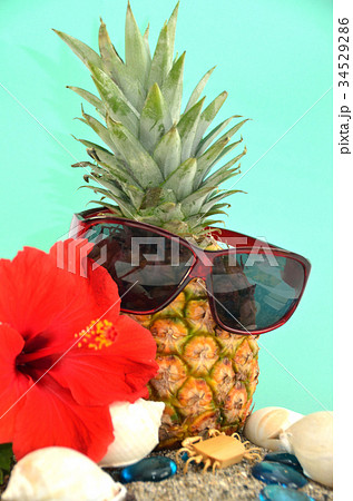 夏イメージのパイナップルの写真素材