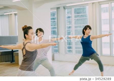 ヨガスタジオでヨガをする若い女性 34529289